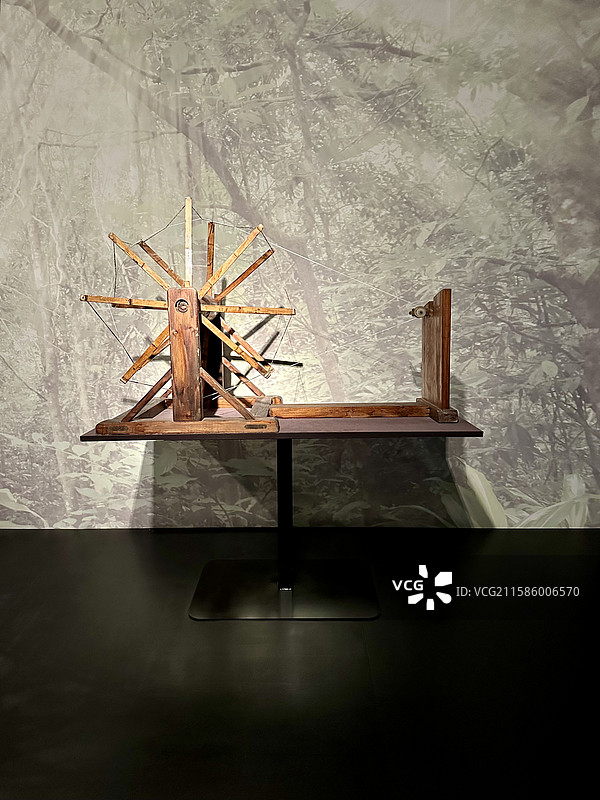 上海市历史博物馆意象中国西南少数民族服饰审美及当代重塑展览展品纺纱车图片素材