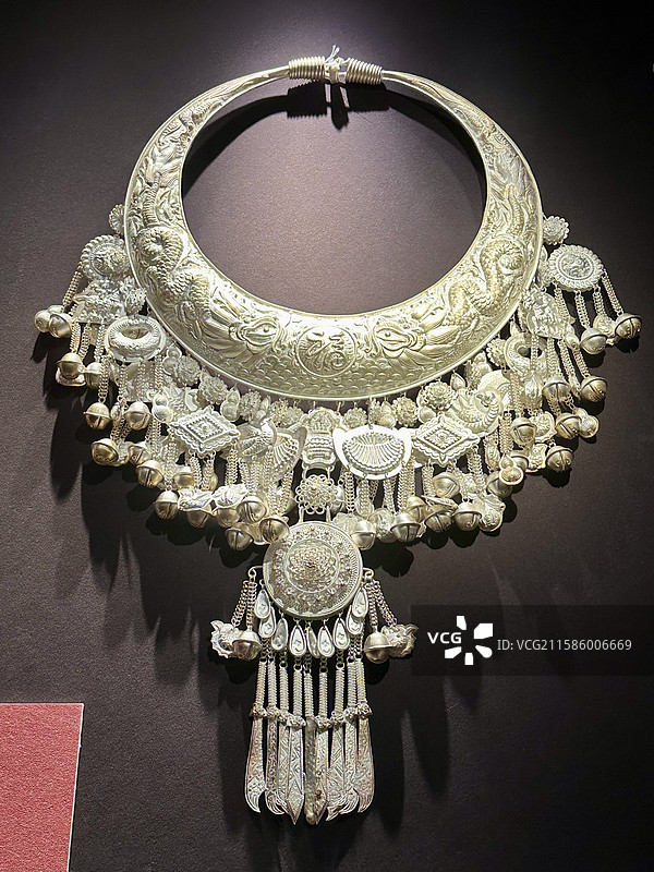 上海市历史博物馆意象中国西南少数民族服饰审美及当代重塑展览展品苗族银饰图片素材