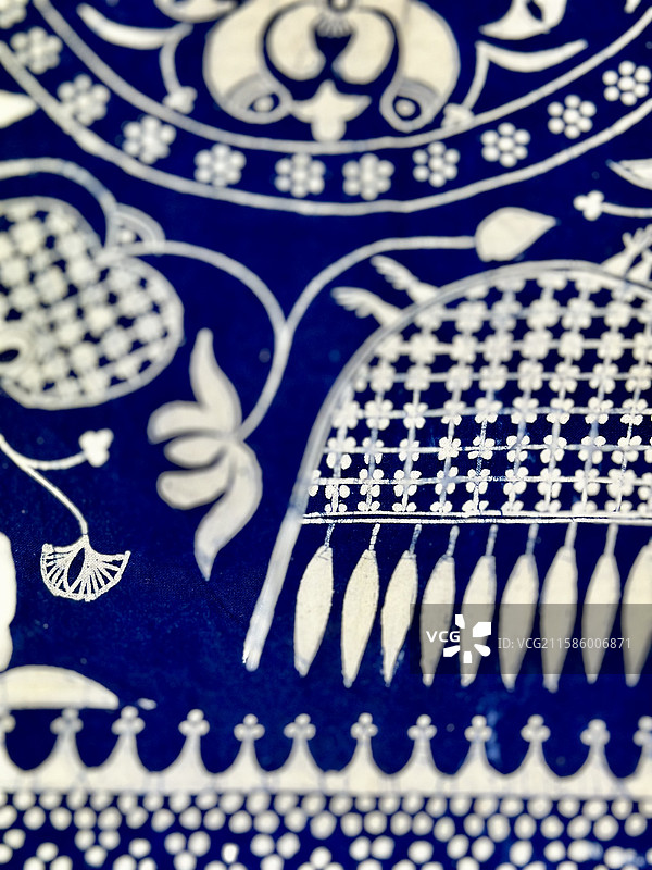 上海市历史博物馆意象中国西南少数民族服饰审美及当代重塑展览展品少数民族特色布料式样刺绣纹饰图片素材