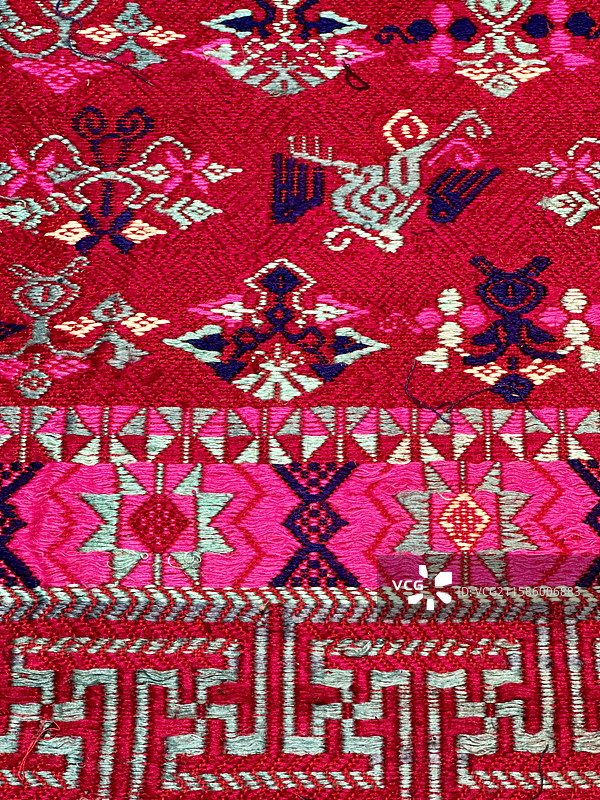 上海市历史博物馆意象中国西南少数民族服饰审美及当代重塑展览展品少数民族特色布料式样刺绣纹饰图片素材