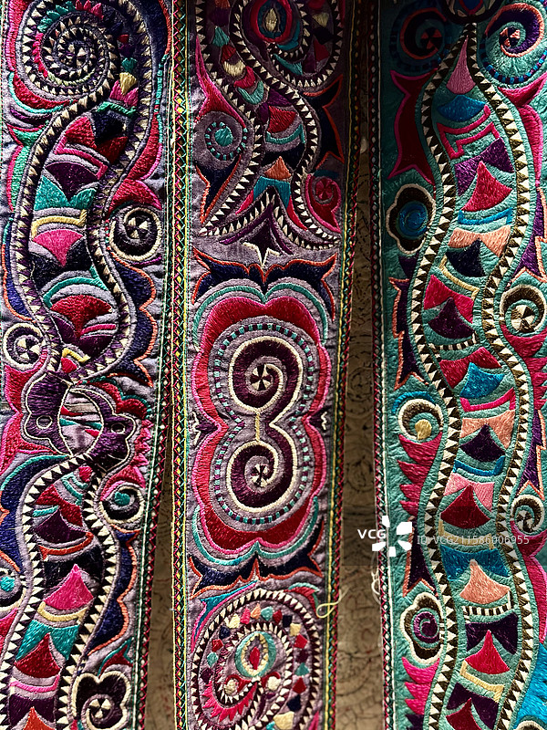 上海市历史博物馆意象中国西南少数民族服饰审美及当代重塑展览展品少数民族特色布料式样刺绣纹饰图片素材