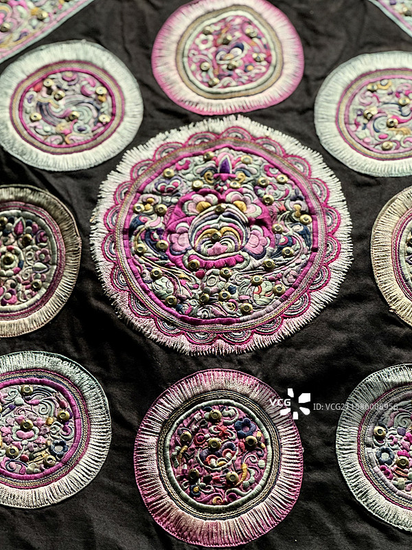 上海市历史博物馆意象中国西南少数民族服饰审美及当代重塑展览展品少数民族特色布料式样刺绣纹饰图片素材