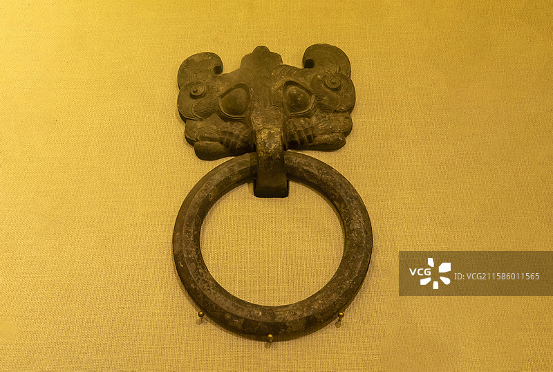 河南省开封博物馆“古代历史文化（新石器时代至隋唐五代时期）”展：铜铺首衔环（汉，杞县文管所藏）图片素材