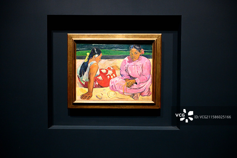 《塔希提的女人》，又名《沙滩上》，保罗·高更  1891年，布面油画，巴黎奥赛艺术瑰宝，浦东美术馆图片素材