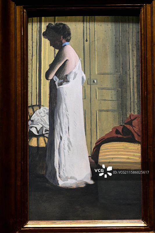 《脱睡裙的女人》  费利克斯•瓦洛东  1900年  纸板油画，巴黎奥赛博物馆的艺术瑰宝，浦东美术馆图片素材