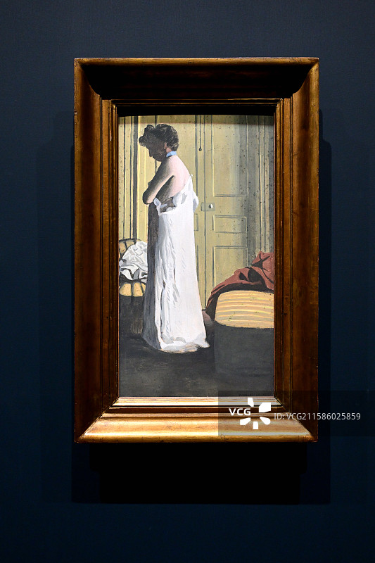 《脱睡裙的女人》  费利克斯•瓦洛东  1900年  纸板油画，巴黎奥赛博物馆的艺术瑰宝，浦东美术馆图片素材