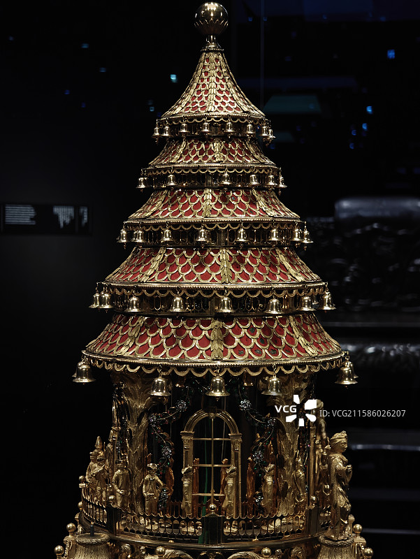 香港故宫文化博物馆珍贵文物-四角转人升降塔钟图片素材