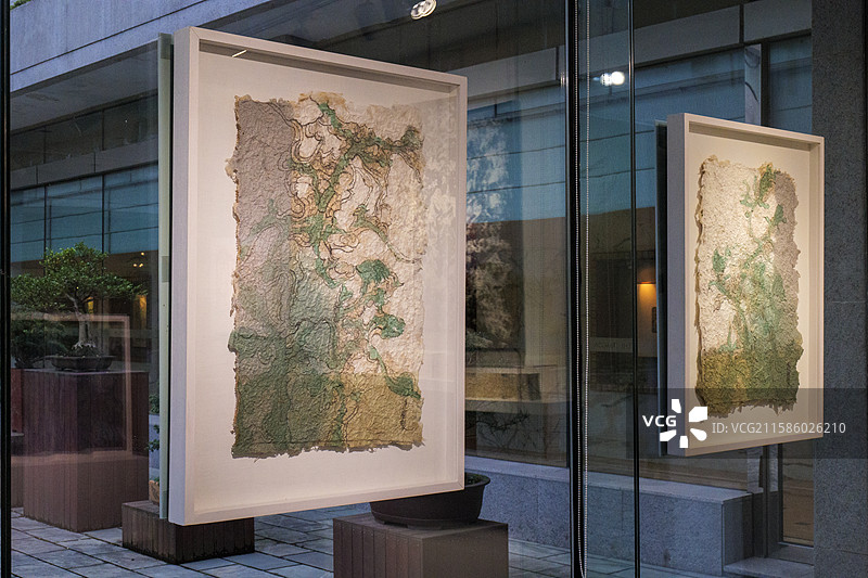 玻璃墙内的立体景观艺术作品图片素材