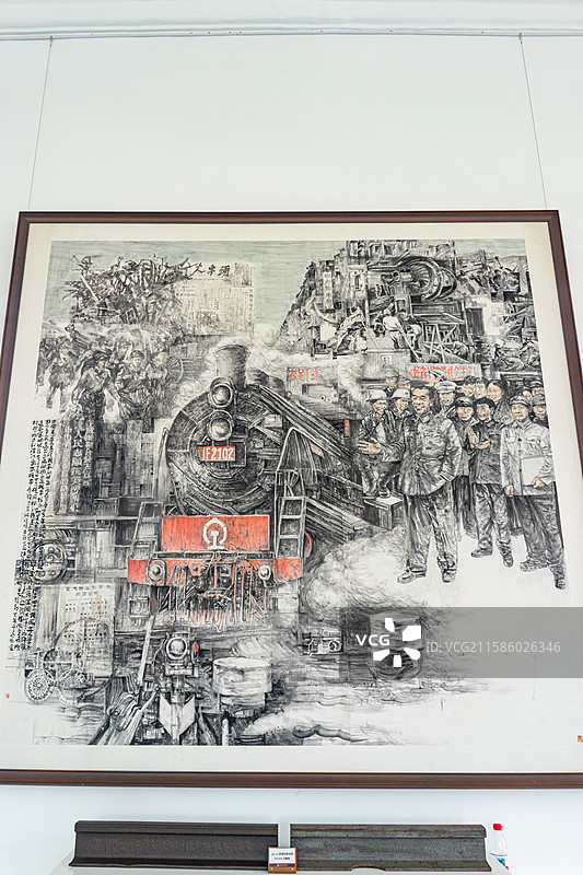 中国山东泰山火车站旧址津浦铁路泰安市博物馆，传统蒸汽机火车头和铁路工人水墨画，室内人物图像摄影图片素材