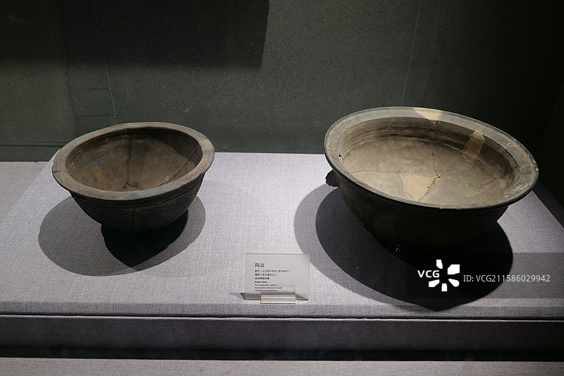 陶盆 夏代(公元前21世纪-前1600年)偃师二里头遗址出土洛阳博物馆藏图片素材