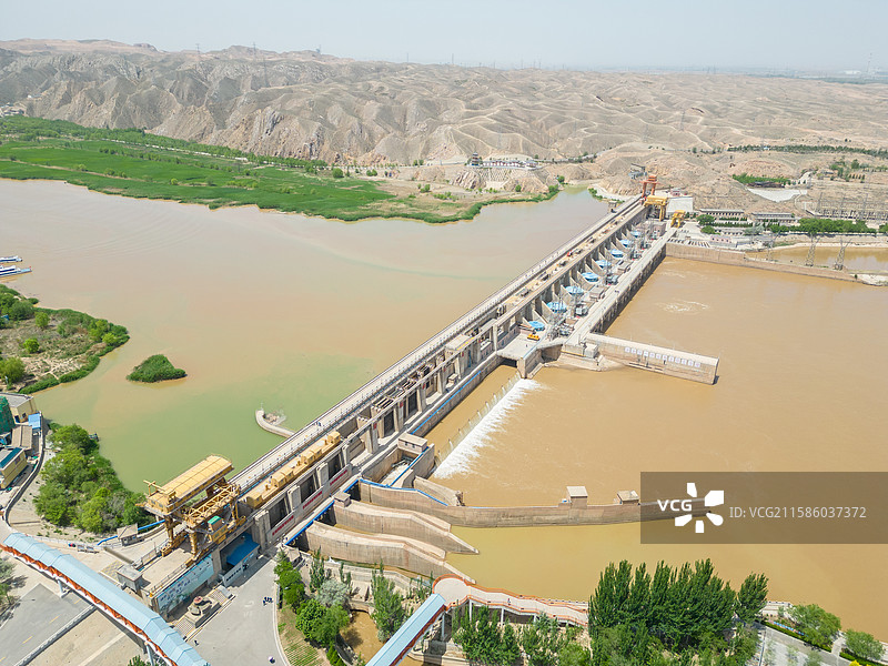 航拍宁夏吴忠青铜峡黄河大峡谷景区黄河上的堤坝图片素材