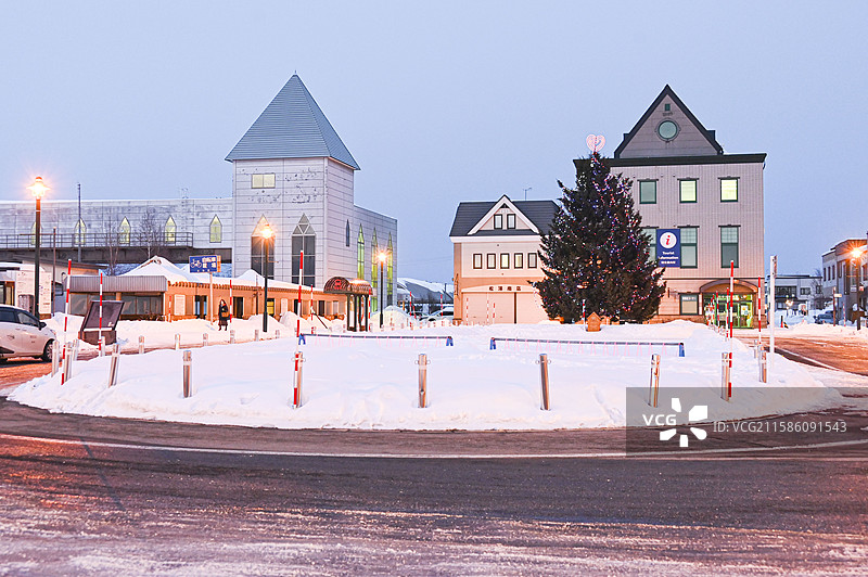 日本北海道冬季旭川美瑛大雪里的街景夜景特写图片素材