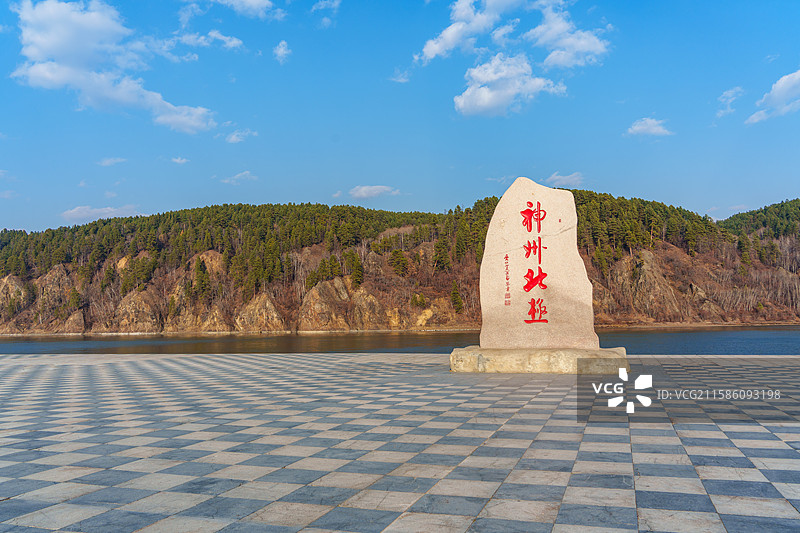 位于大兴安岭地区北极村的神州北极广场风光和背后乌苏里江对岸的俄罗斯森林图片素材