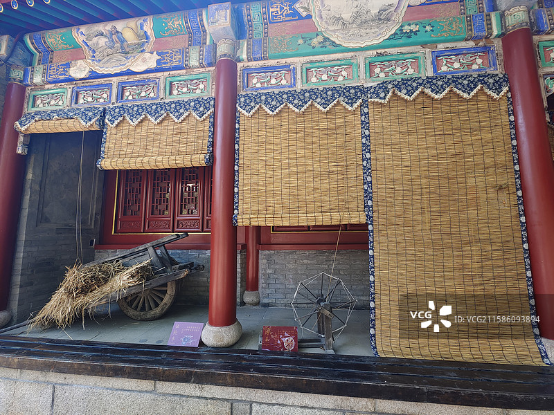 青岛天后宫（青岛市民俗博物馆）草编帘子、纺车、独轮车图片素材