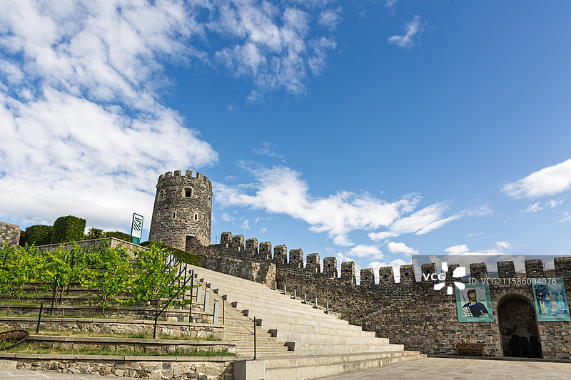 蓝天下的历史建筑，格鲁吉亚阿哈尔齐赫（拉巴蒂）城堡低角度视图图片素材