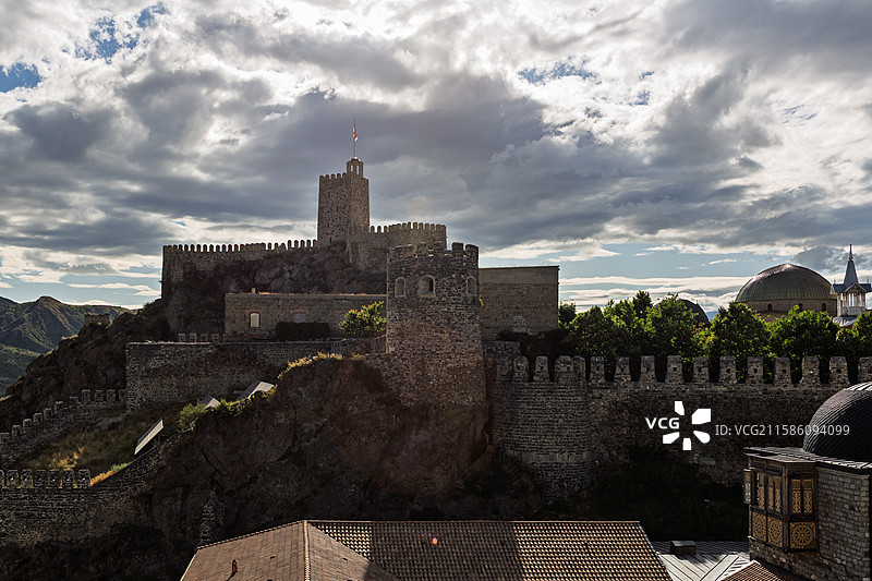 多云天空映衬下的格鲁吉亚阿哈尔齐赫（拉巴蒂）城堡历史建筑景观，洛姆西亚城堡图片素材