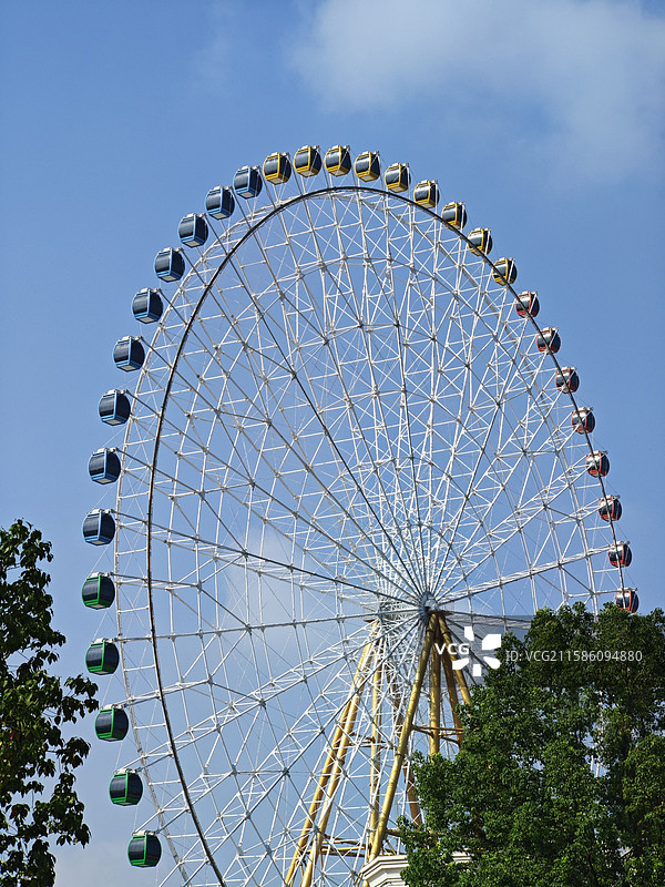 天际之轮 巨大的摩天轮如梦幻的天际之轮，彩色座舱去触摸云朵俯瞰大地，是欢乐与浪漫的承载，画出甜美的梦图片素材