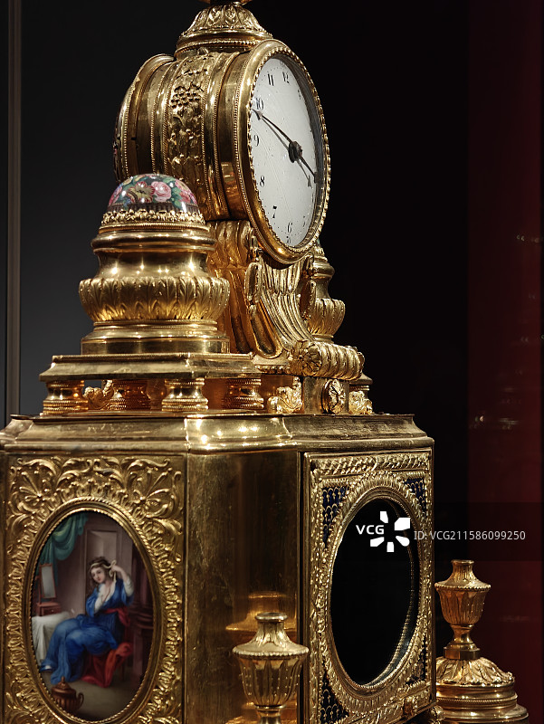 香港故宫文化博物馆珍贵文物-乐箱转水法转花钟图片素材