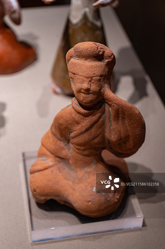 三台县博物馆藏东汉陶抚耳俑图片素材
