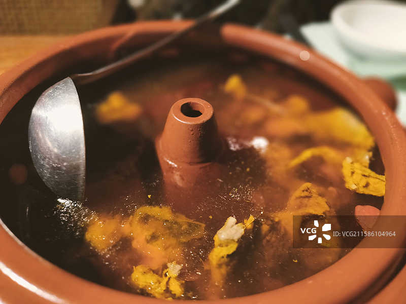 陶制汽锅中的沸腾鸡汤图片素材