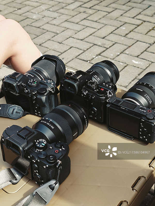 户外纸箱上的四台相机图片素材