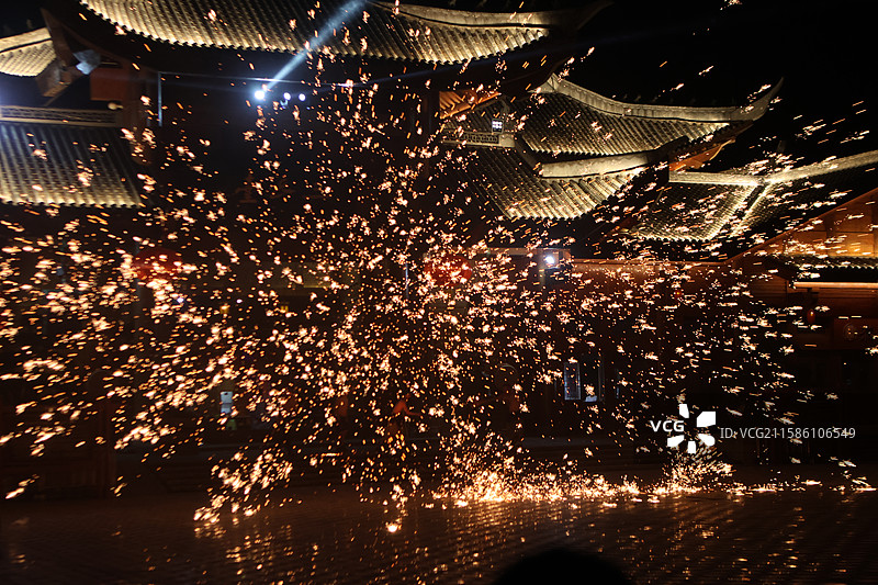 中国傩城非遗打铁花表演图片素材