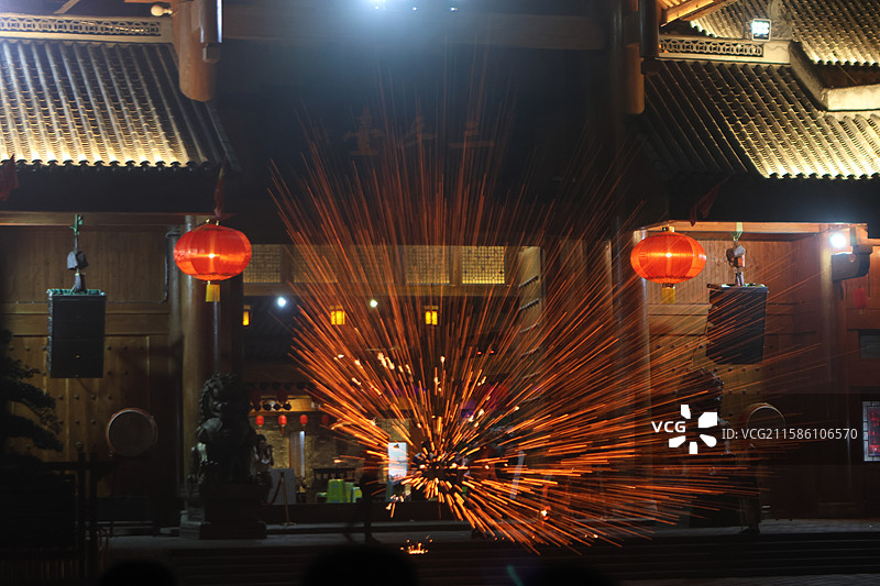 中国傩城非遗打铁花表演图片素材