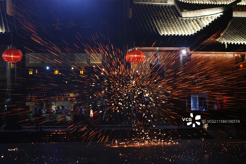 中国傩城非遗打铁花表演图片素材