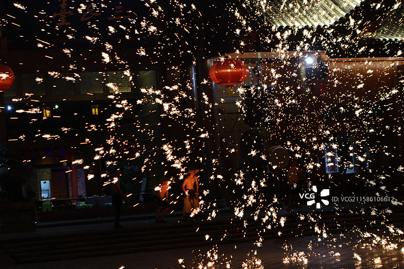 中国傩城非遗打铁花表演图片素材