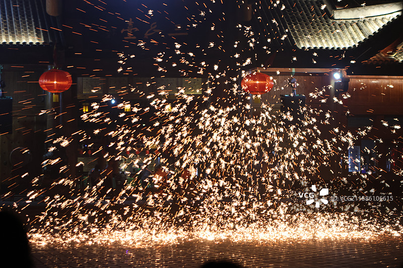 中国傩城非遗打铁花表演图片素材