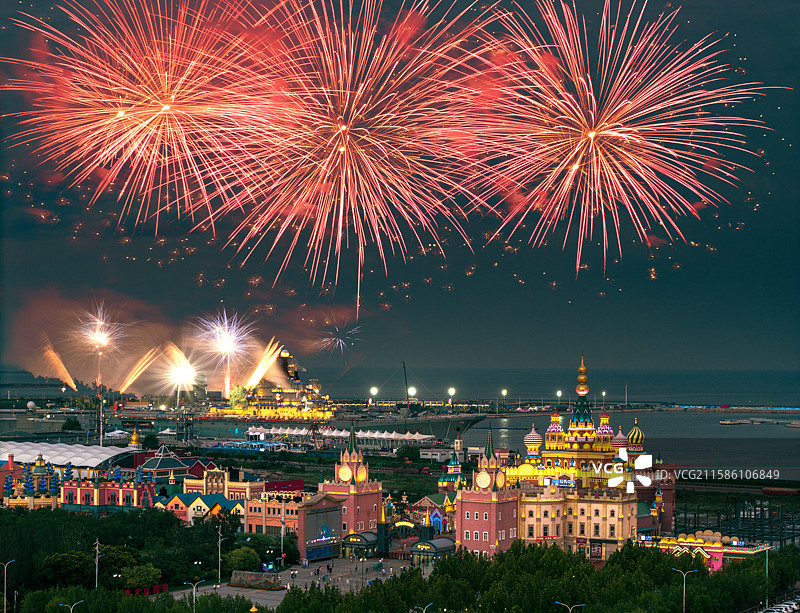 天津泰达航母公园烟花秀图片素材