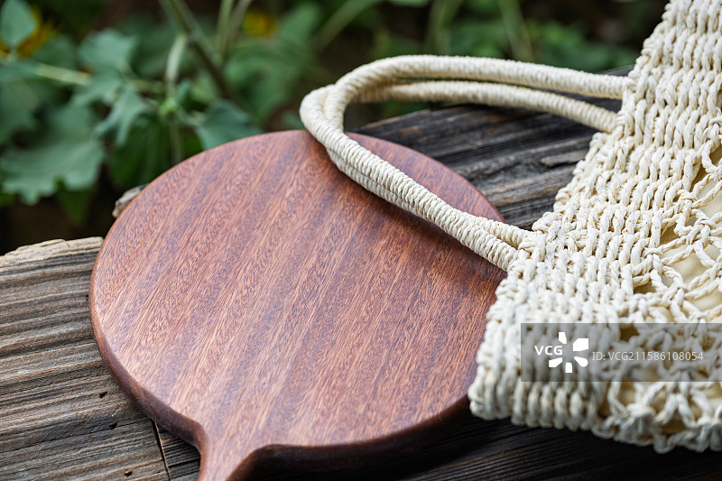 编织包与木制托盘的自然静物图片素材