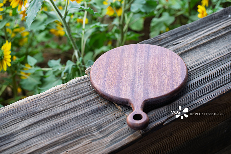 花园中的木制披萨板图片素材