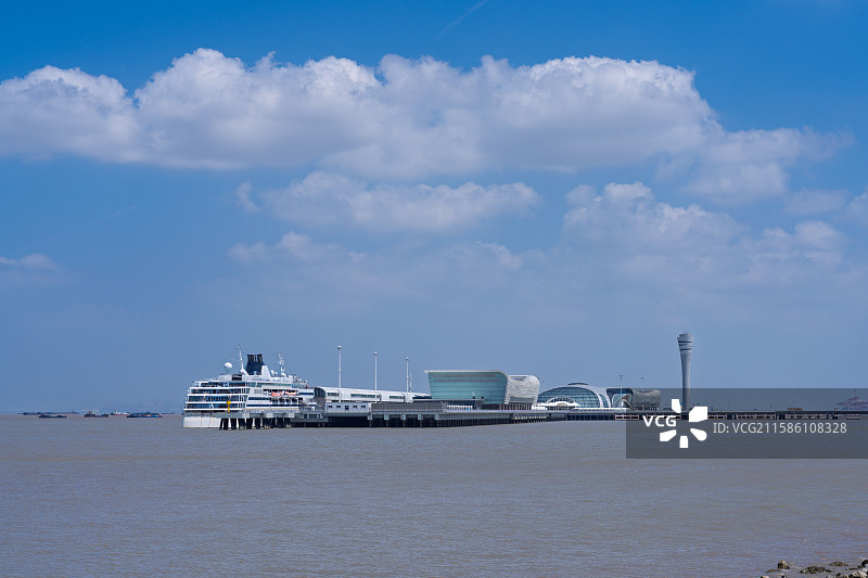 蓝天白云下的上海吴淞口国际邮轮港风光图片素材