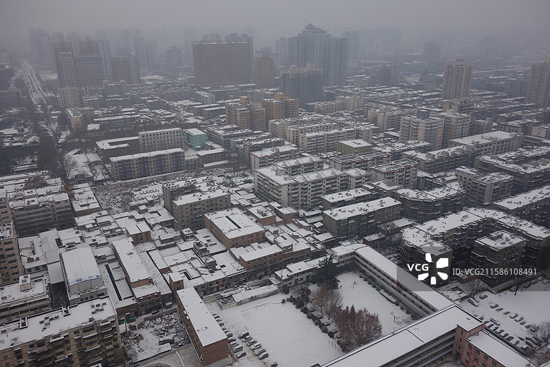 西安爬楼拍城市天际线雪景图片素材