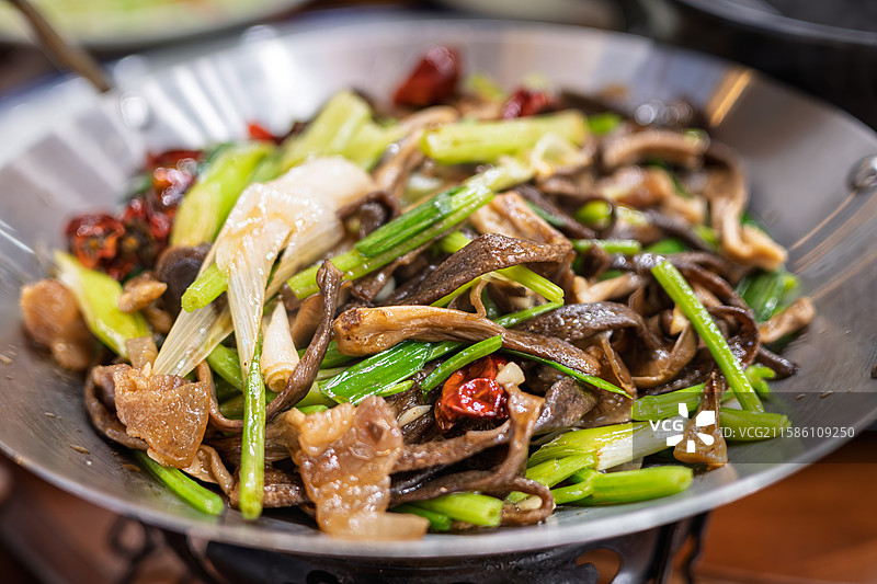 干锅茶树菇炒青蒜图片素材