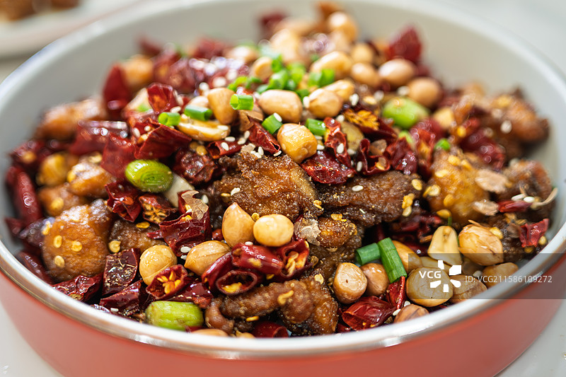 香辣鸡丁配花生和干辣椒图片素材