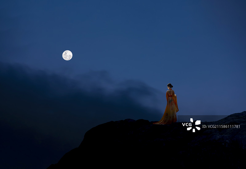 一个女子站在高处望月图片素材