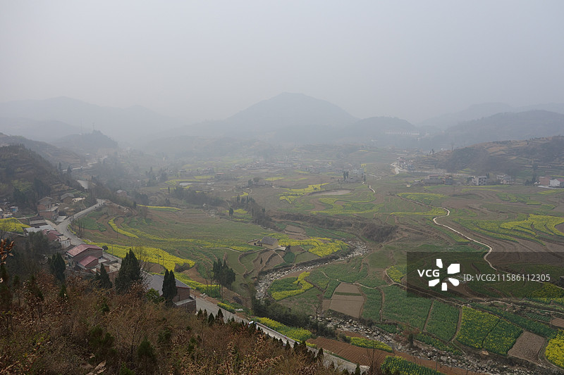 陕西省陕南安康市汉阴县漩涡镇东河村：凤堰古梯田凤堰梯田堰坪梯田凤江梯田油菜花图片素材