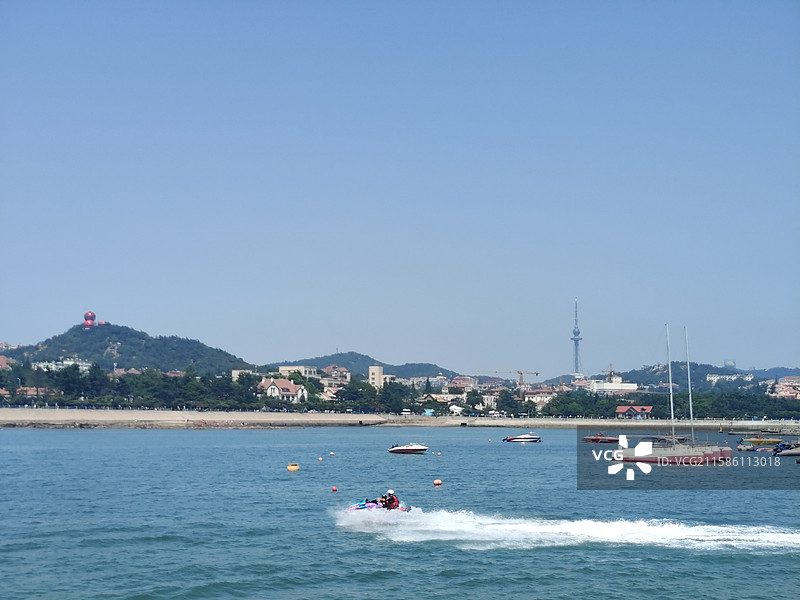 从青岛栈桥远眺信号山和青岛电视塔图片素材