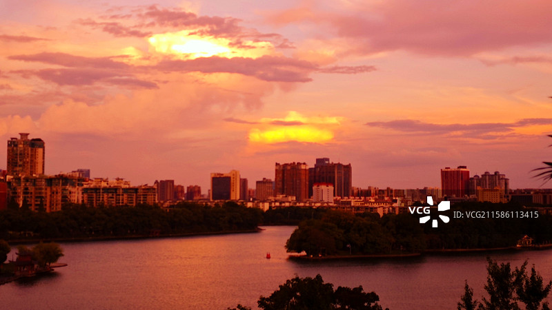 《暮光签署的和平条约》图片素材