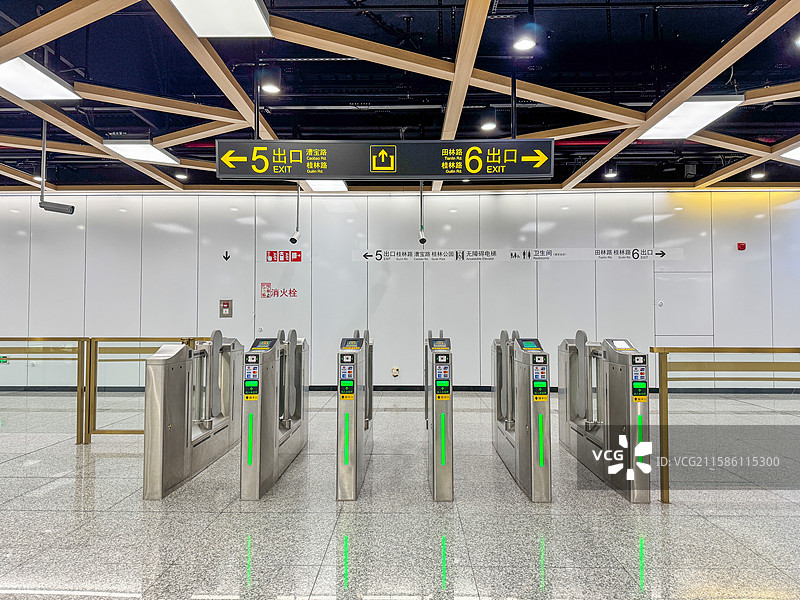 上海地铁“闸机常开门”地铁出口图片素材