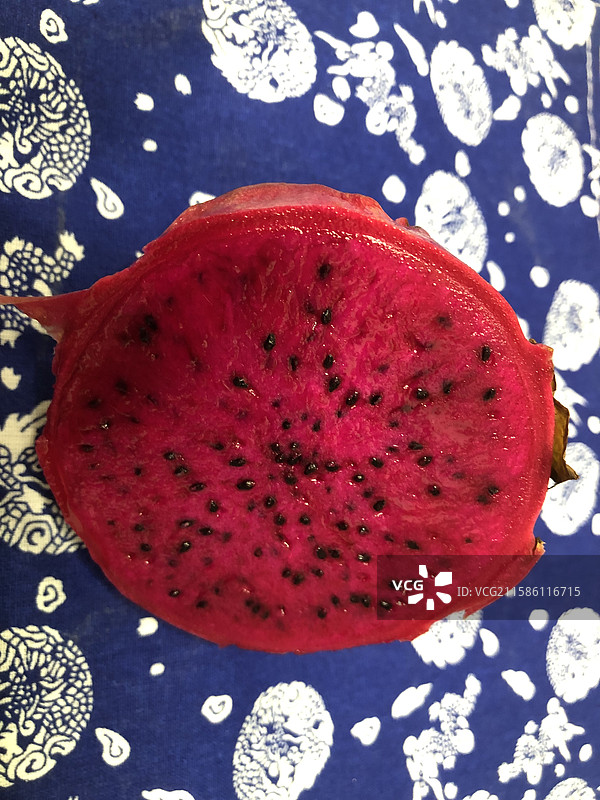 水果-蓝印花布上的火龙果图片素材