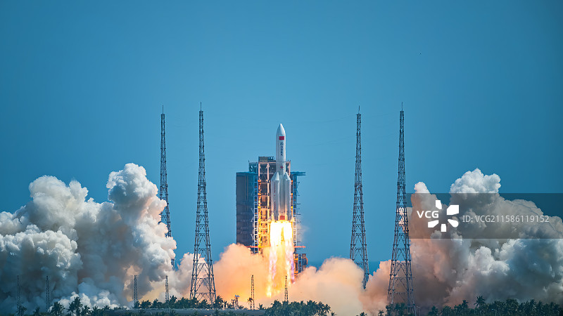 2025年8月13日，海南省文昌市，长征五号B遥四运载火箭运抵航天发射成功图片素材