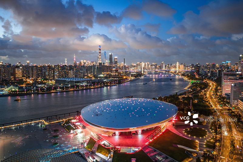 上海世博文化中心梅赛德斯－奔驰文化中心夜景风光图片素材