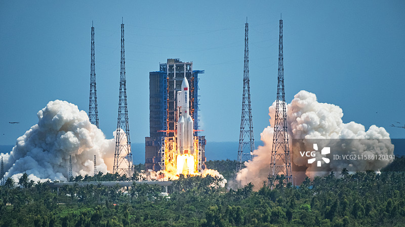长征五号B遥四运载火箭运抵航天发射成功图片素材