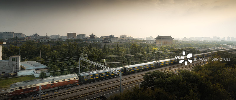 西安安远门城墙下的火车图片素材