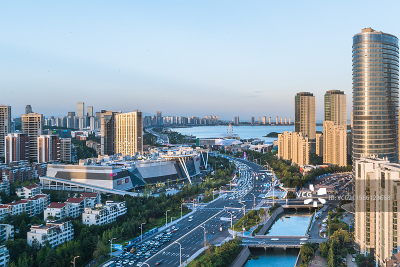青岛西海岸新区内透夜景车轨图片素材