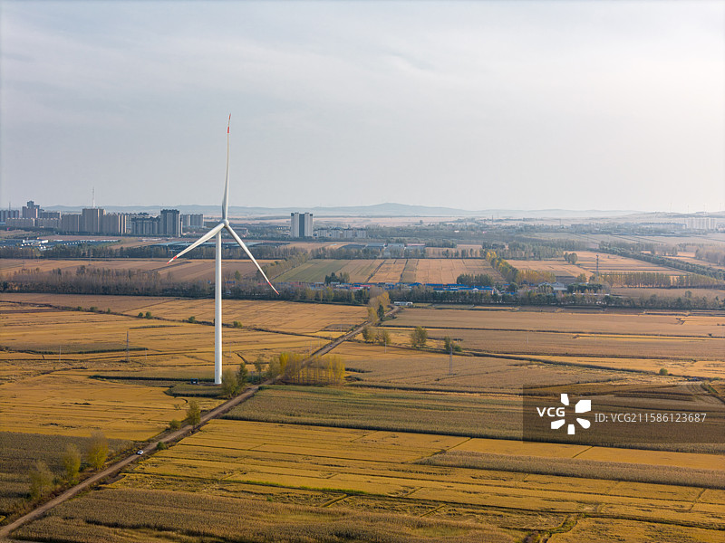 黑龙江佳木斯桦南县共和湖风景区的风力机图片素材