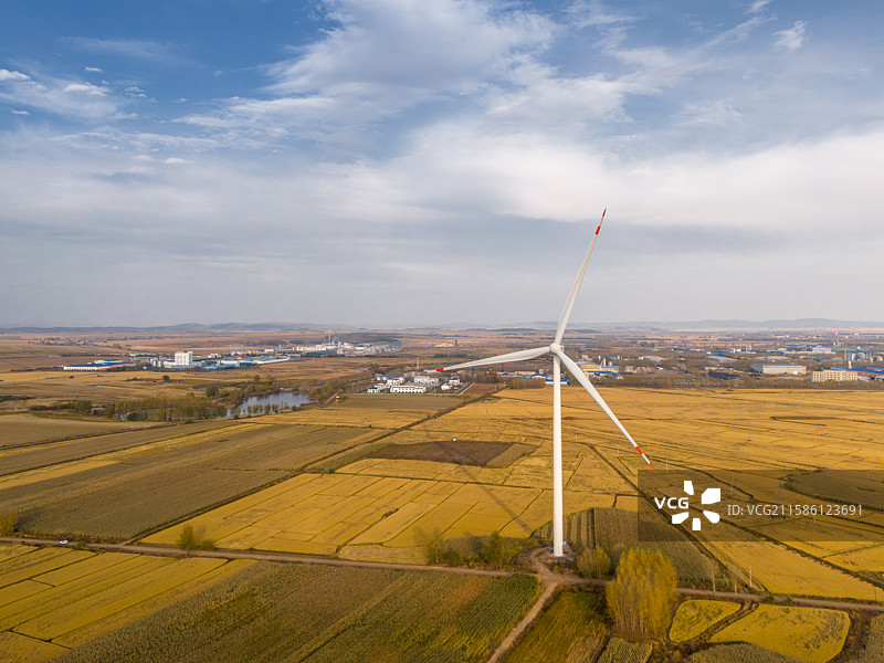 黑龙江佳木斯桦南县共和湖风景区的风力机图片素材